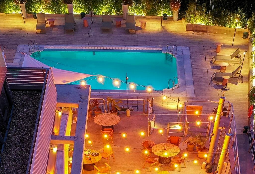 celebra un cumpleaños para adultos en una terraza en alquiler